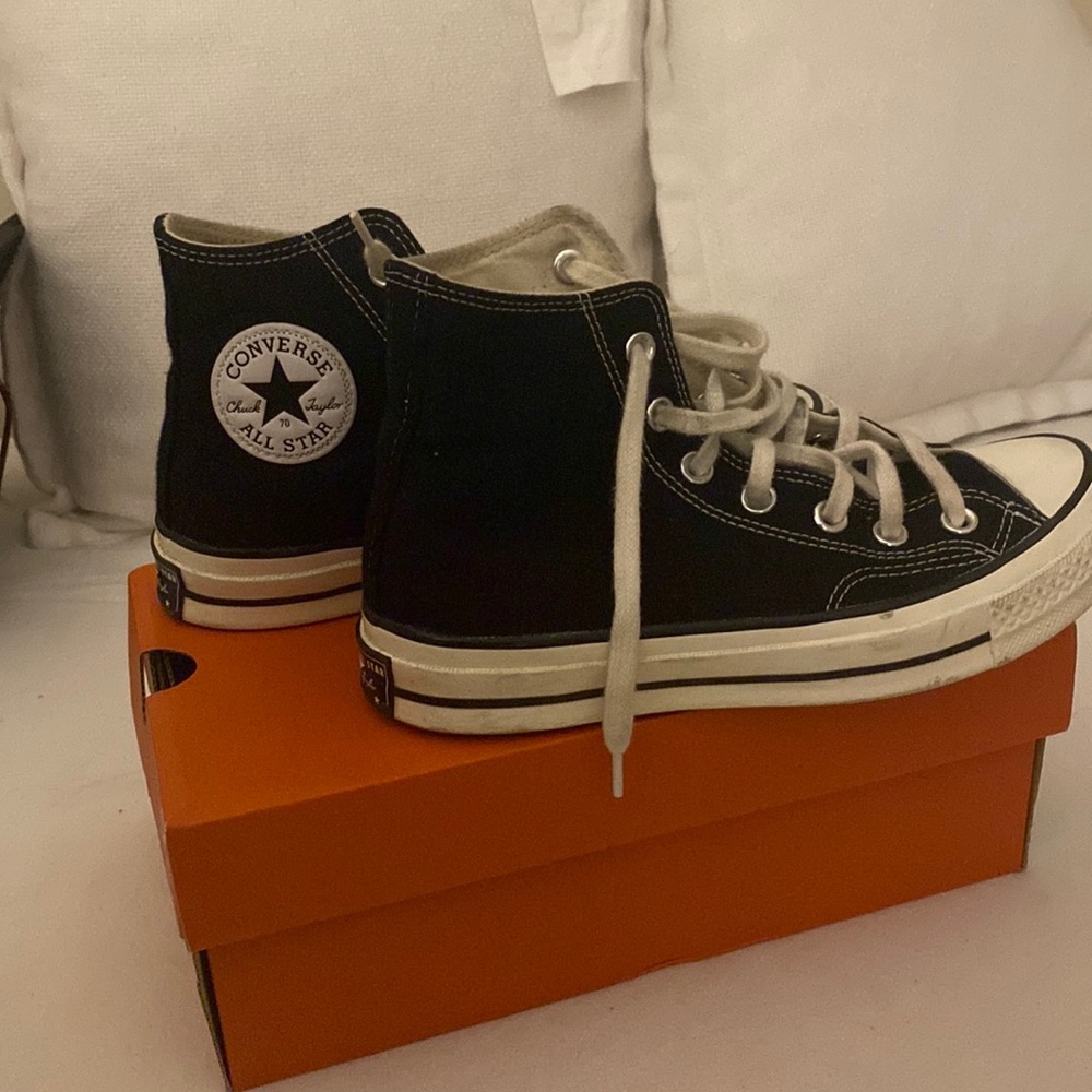 High top black and white converse, only worn a couple of times.
